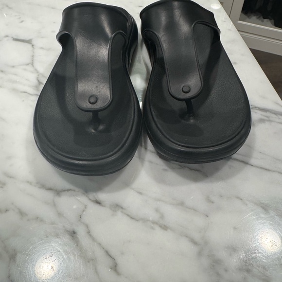 Stuart Weitzman Black Stuflex T Strap Sandal/ Flip-Flops - Picture 2 of 9